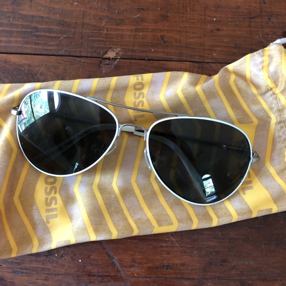 Fossil Aviator sunglasses w soft case
